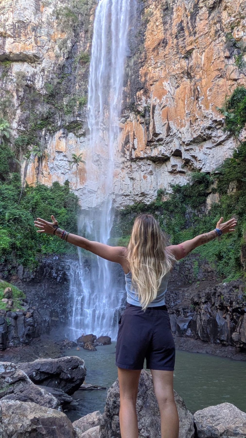 Charlotte face à une cascade lors d’un voyage d’exploration