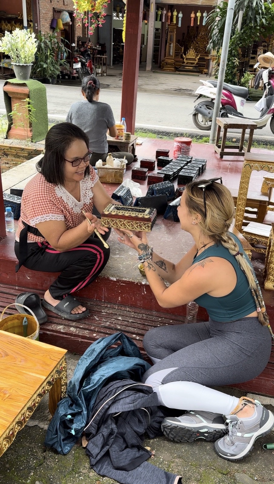 Charlotte échangeant avec une artisane locale pendant un voyage