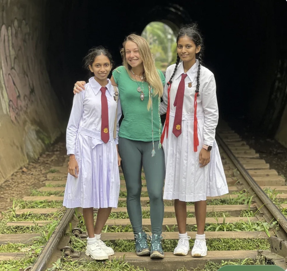 Charlotte partage un moment avec deux jeunes Sri-Lankaises lors de son voyage