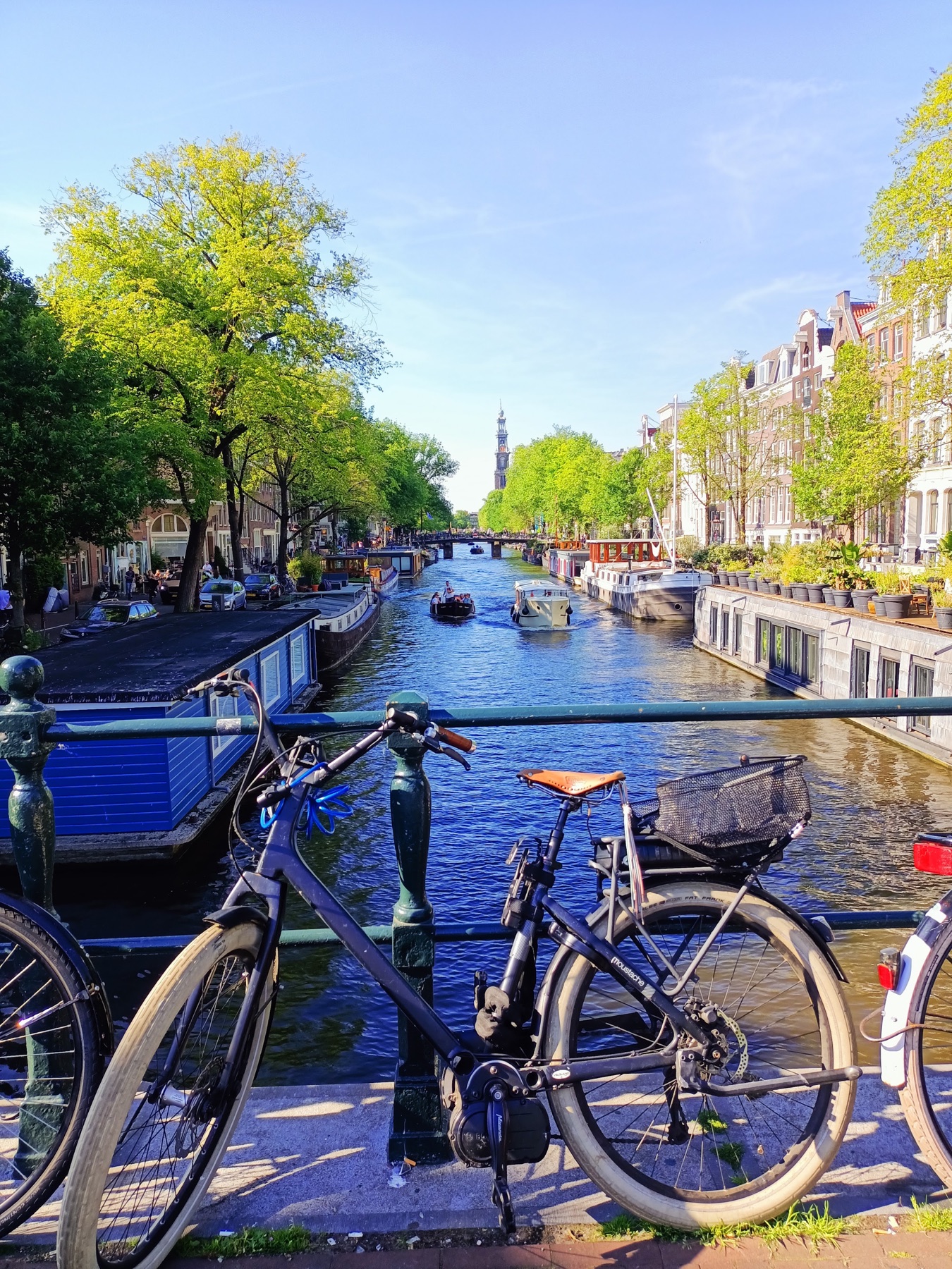 Un vélo devant un canal d’Amsterdam