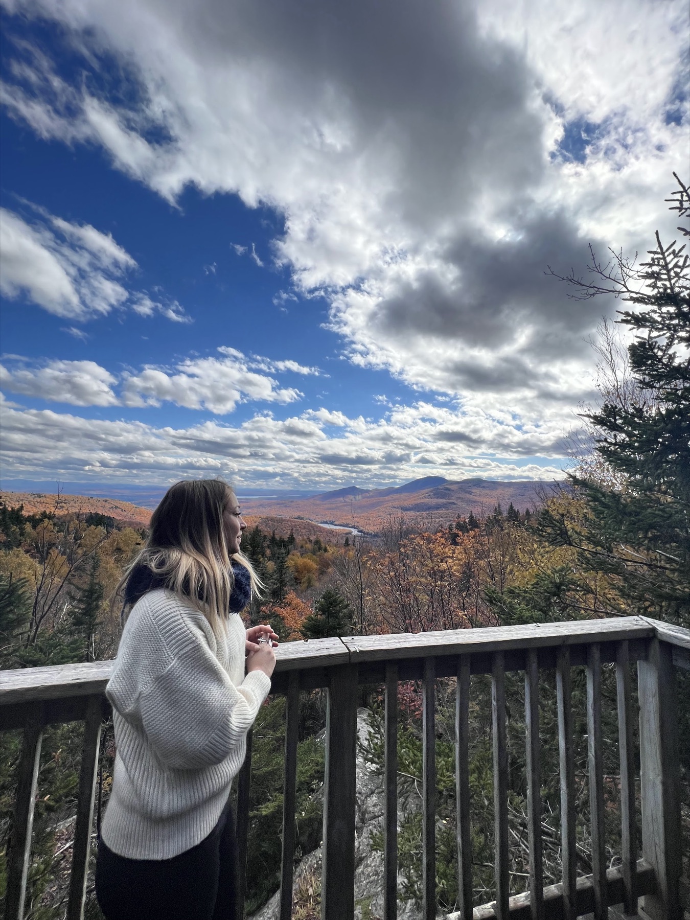 Voyageuse devant les paysages d’automne du Canada