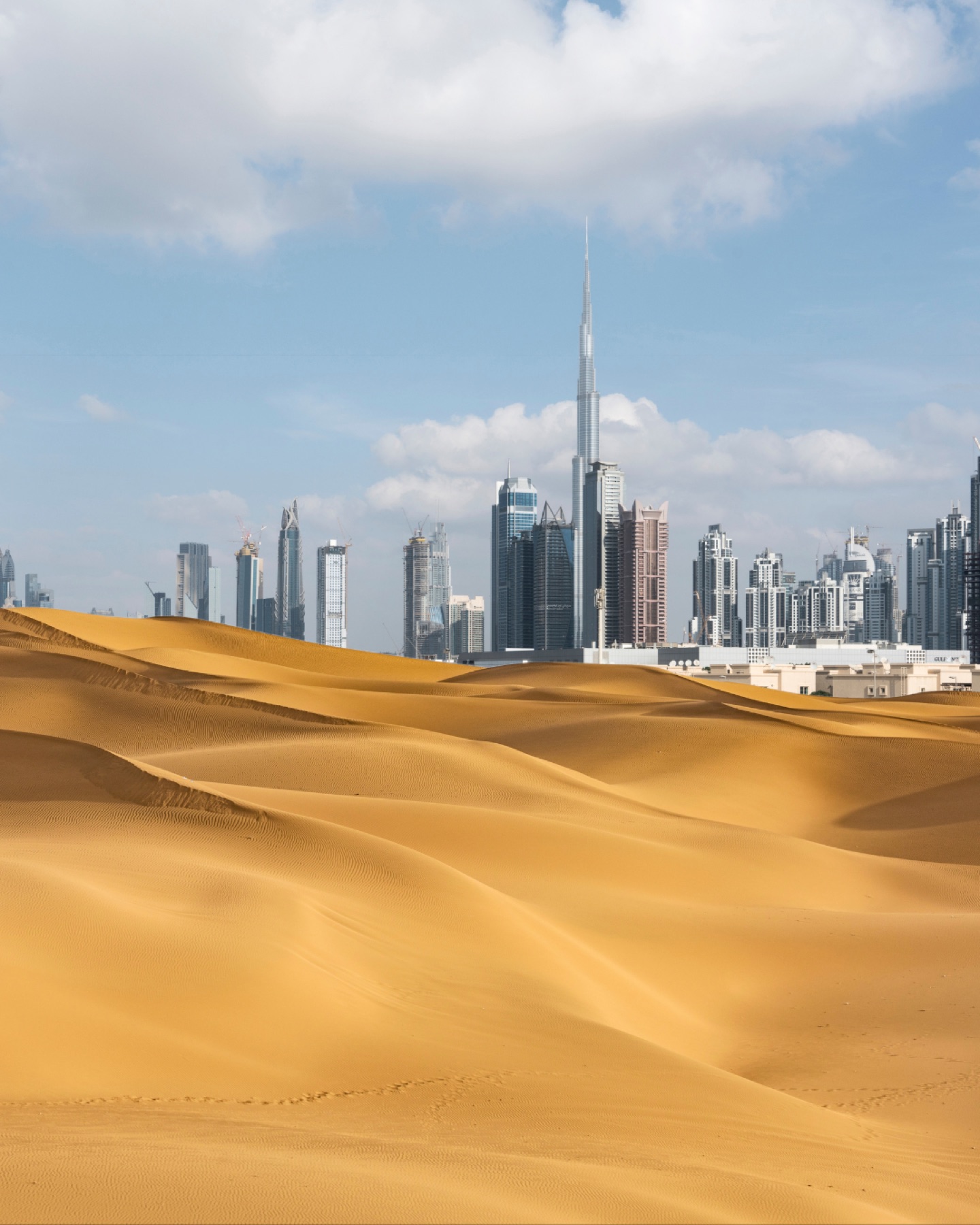 Les dunes face à la skyline de Dubaï