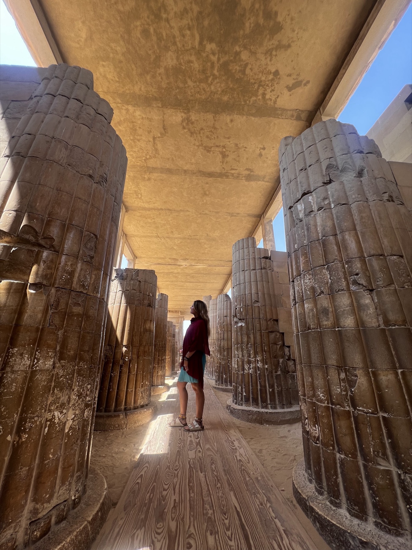 Voyageuse entre les colonnes antiques de Saqqarah