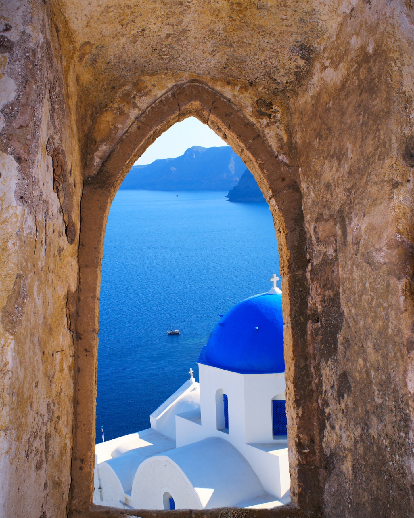 Une chapelle de Santorin face à la mer Égée