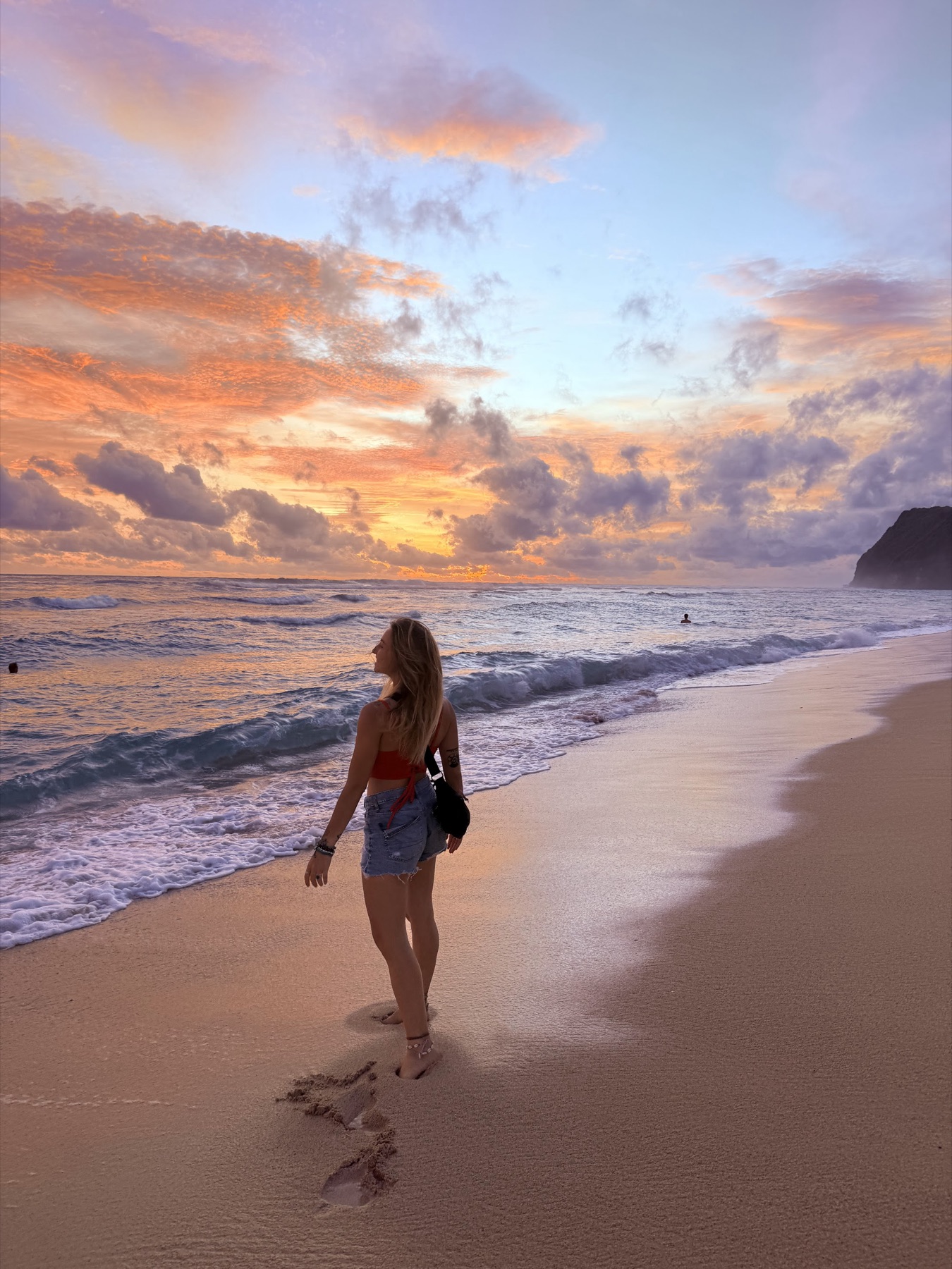 Voyageuse sur une plage indonésienne au coucher du soleil