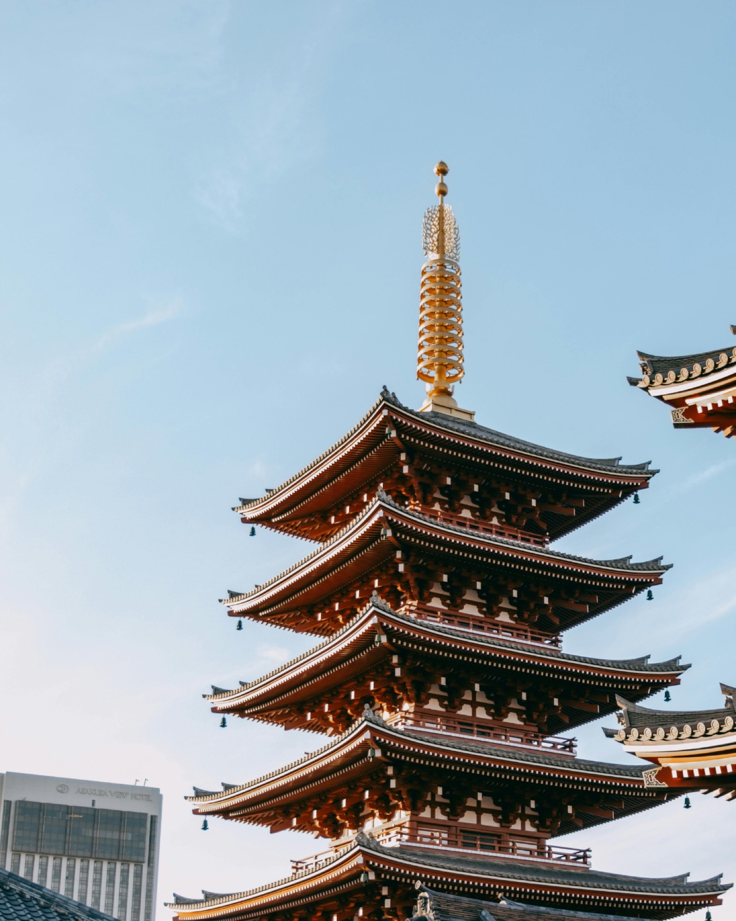 Pagode japonaise sous un ciel bleu
