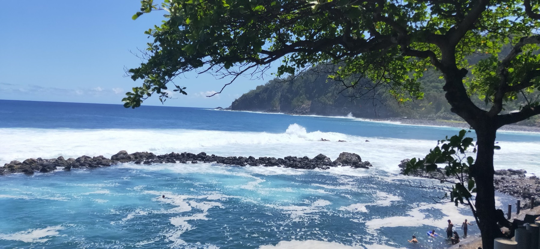 Bassin naturel et côte sauvage de La Réunion