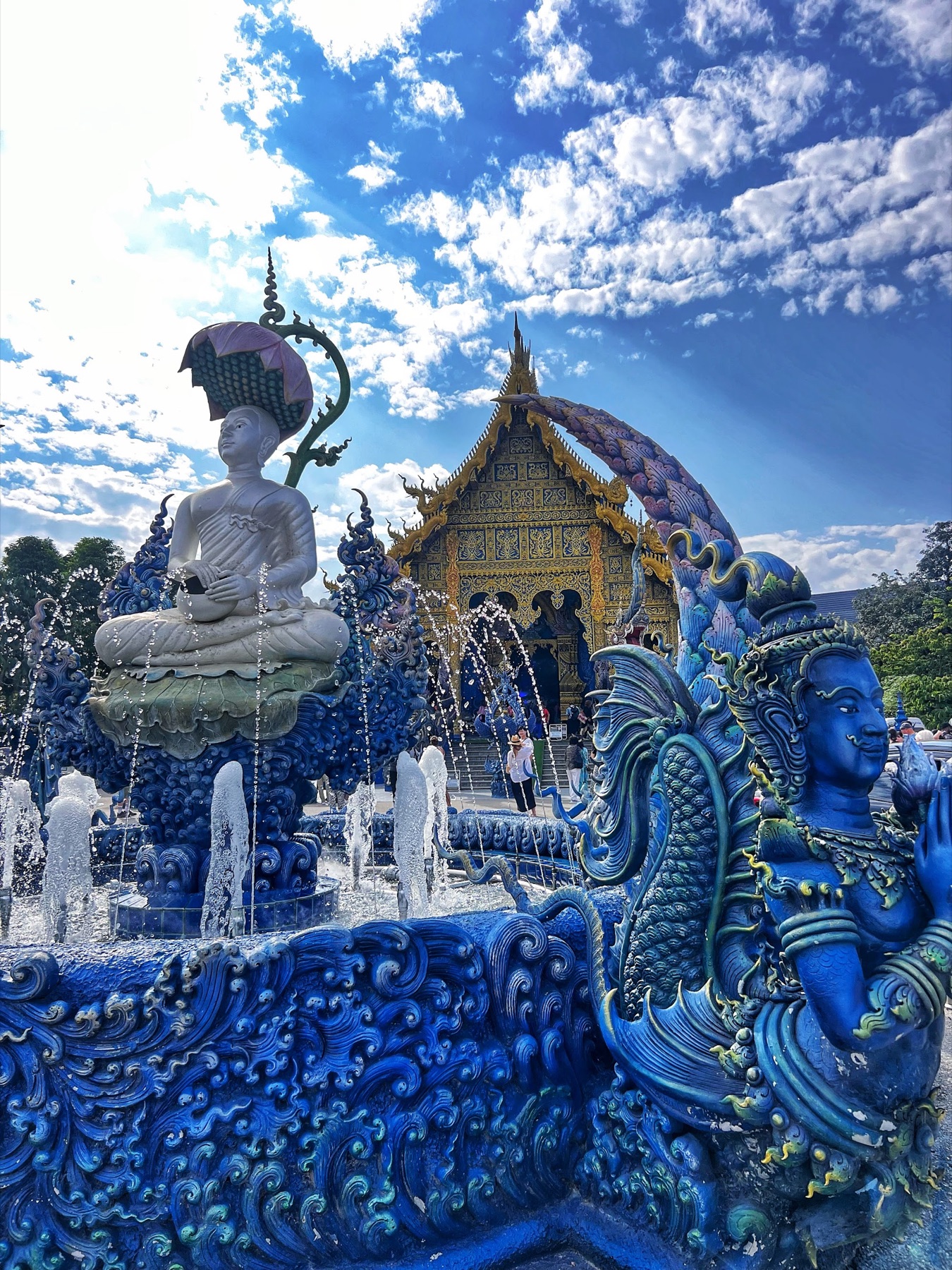 Temple bleu richement décoré en Thaïlande