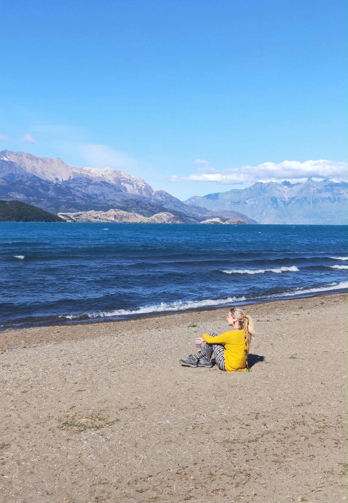 Charlotte au bord d’un lac pendant son premier voyage en Amérique du Sud