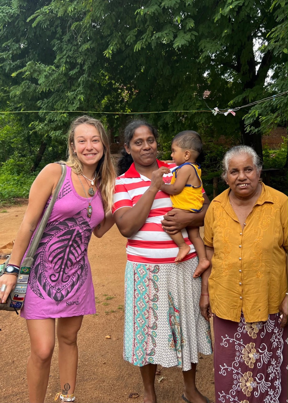 Charlotte auprès d’une famille rencontrée pendant six mois en Asie