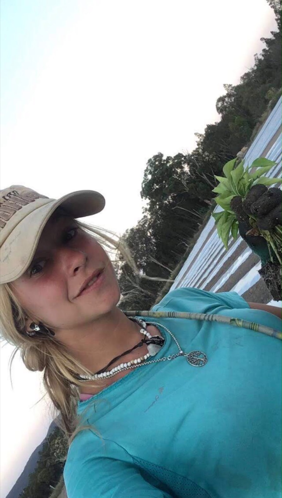 Charlotte travaillant dans une ferme pendant son PVT en Australie