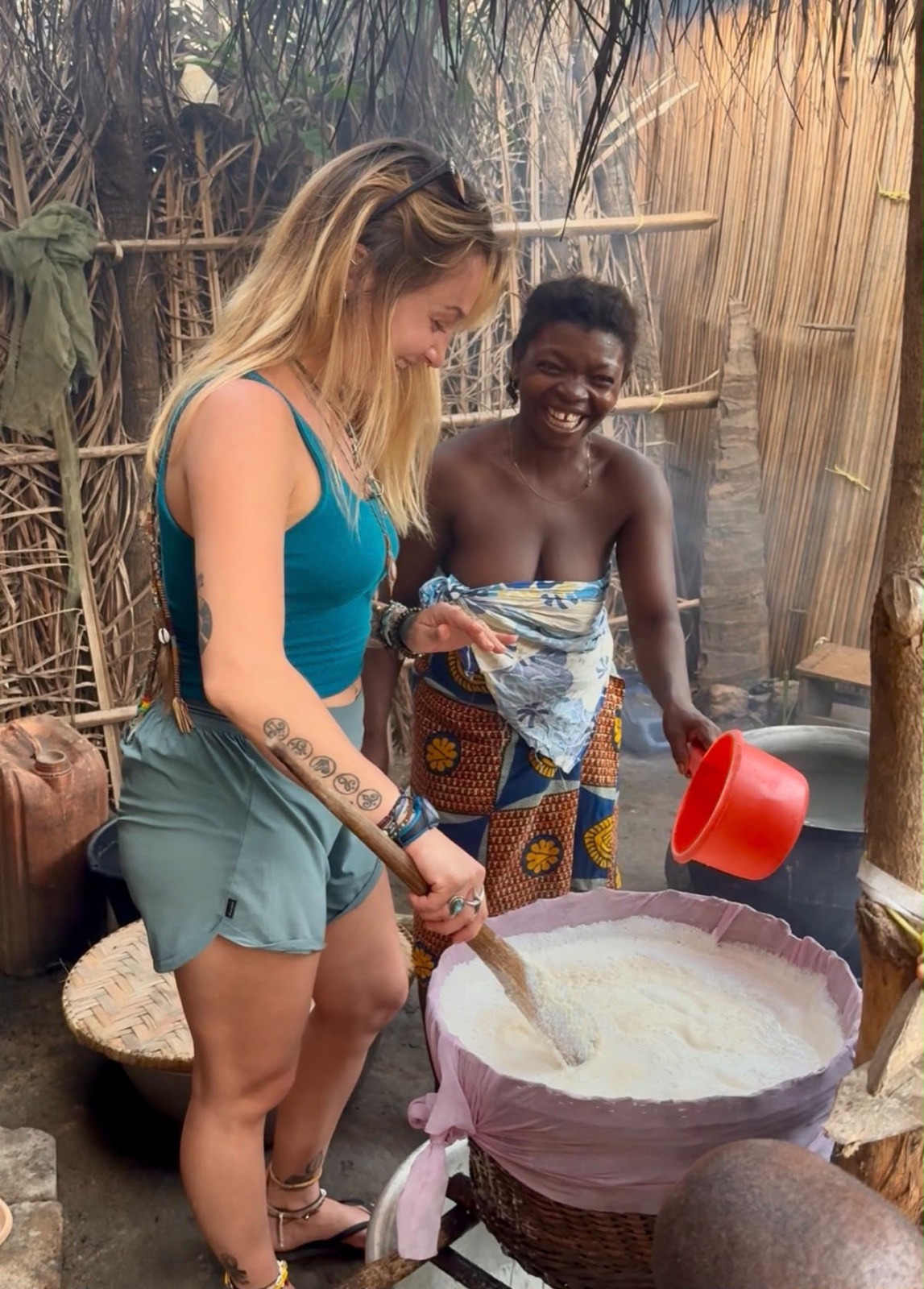 Charlotte participant à une activité pendant sa mission humanitaire au Togo